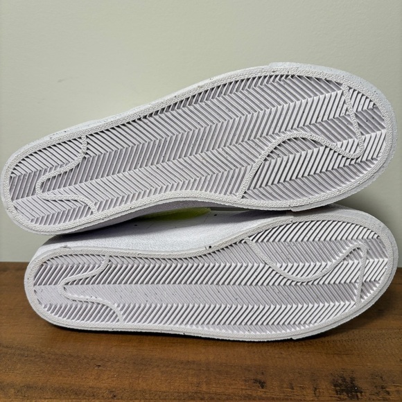 Nike Blazer Mid 77 Sneakers Shoes DQ1042 100 5.5Y / 7 Women New in Box - Picture 4 of 6